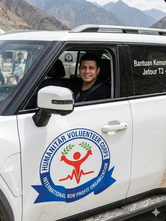 Humanitarian volunteers preparing community support